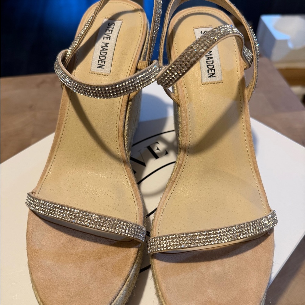 Steve Madden Size 10M Beige Sandals with Glittering Silver Straps - Skylight-R